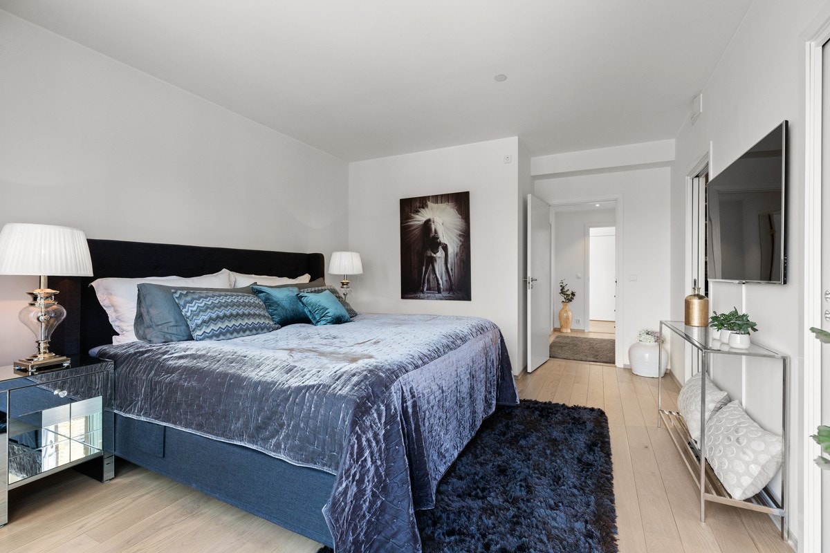 Stort og lyst hovedsoverom. Galleribilde