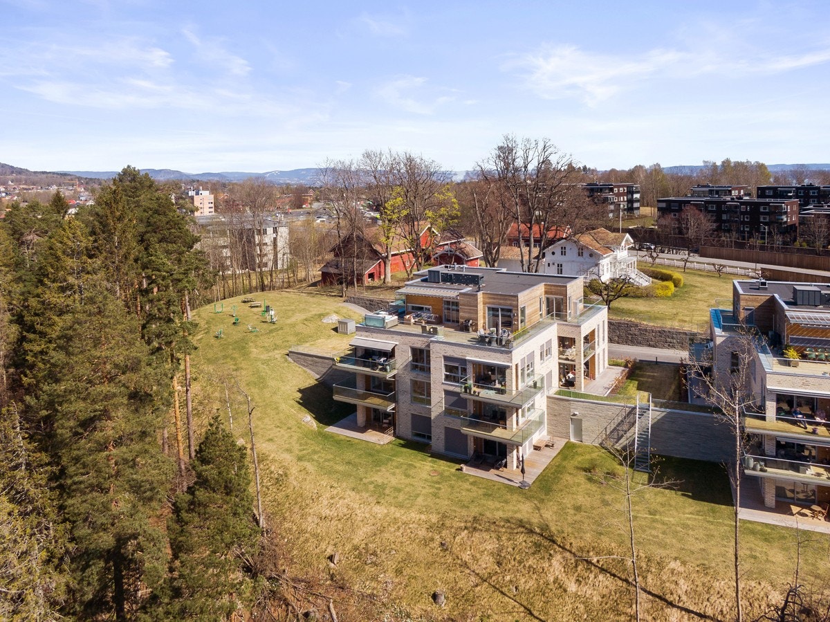 Leiligheten ligger vakkert til på en solrik høyde i enden av parkanlegget til Søndre Bondi Gård. Galleribilde