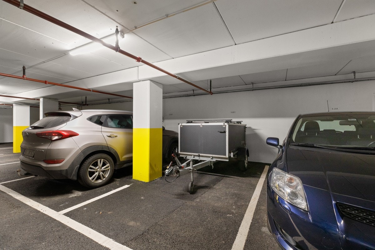 Til leiligheten medfølger tre garasjeplasser og en kjellerbod på ca. 16 kvm. Galleribilde