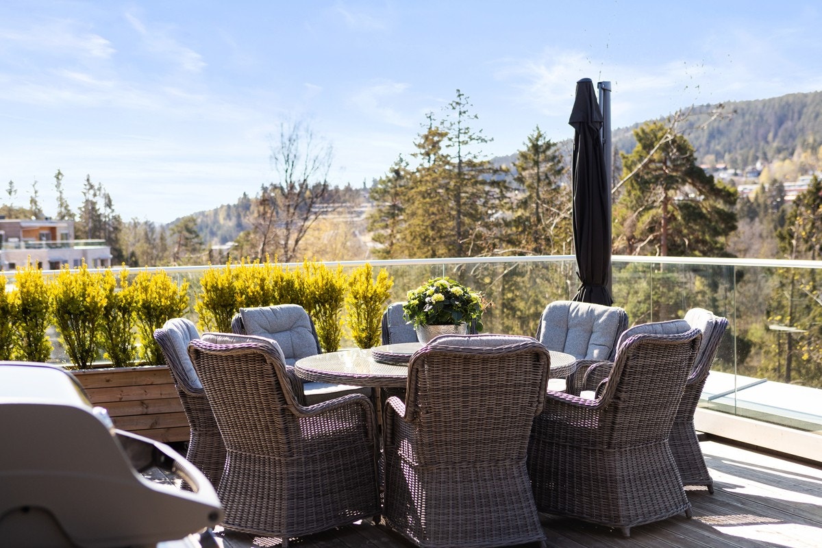 Terrassen lar seg enkelt møblere med flere sittegrupper, solsenger og grill. Galleribilde