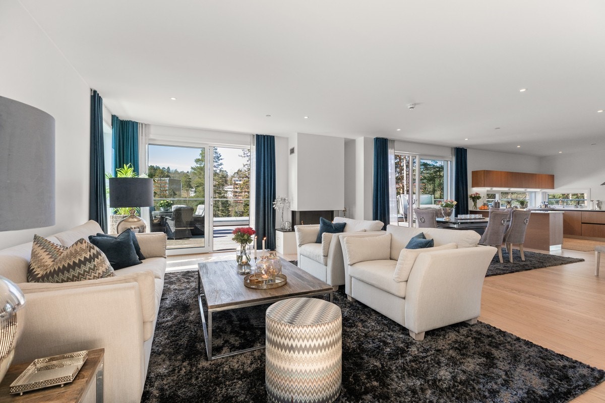 Stor og flott stue med fantastiske lysforhold, ivaretatt av store vindusflater. Galleribilde