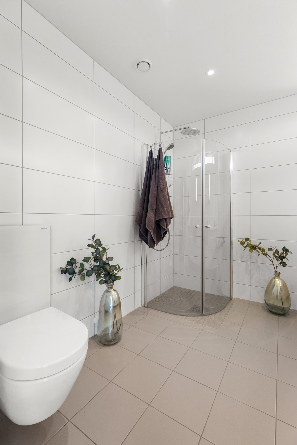 Badet ligger i suiteløsning tilknyttet hovedsoverom og walk-in garderobe. Galleribilde