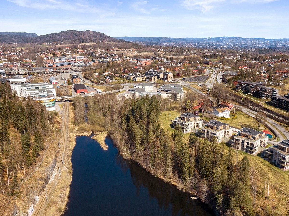 Fra leiligheten er det kort vei til barnehage, barneskole, dagligvarebutikk, idrettsanlegg og offentlig kommunikasjon. Galleribilde