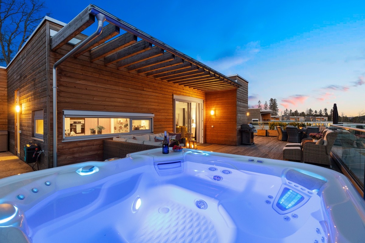Terrassen er påkostet med et behagelig spa/boblebad. Galleribilde