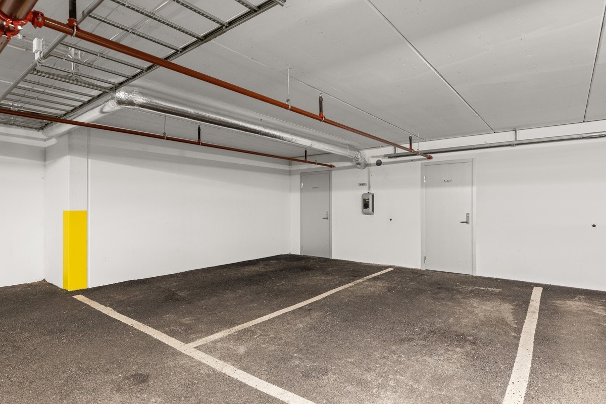 Til leiligheten medfølger tre garasjeplasser og en kjellerbod på ca. 16 kvm. Galleribilde