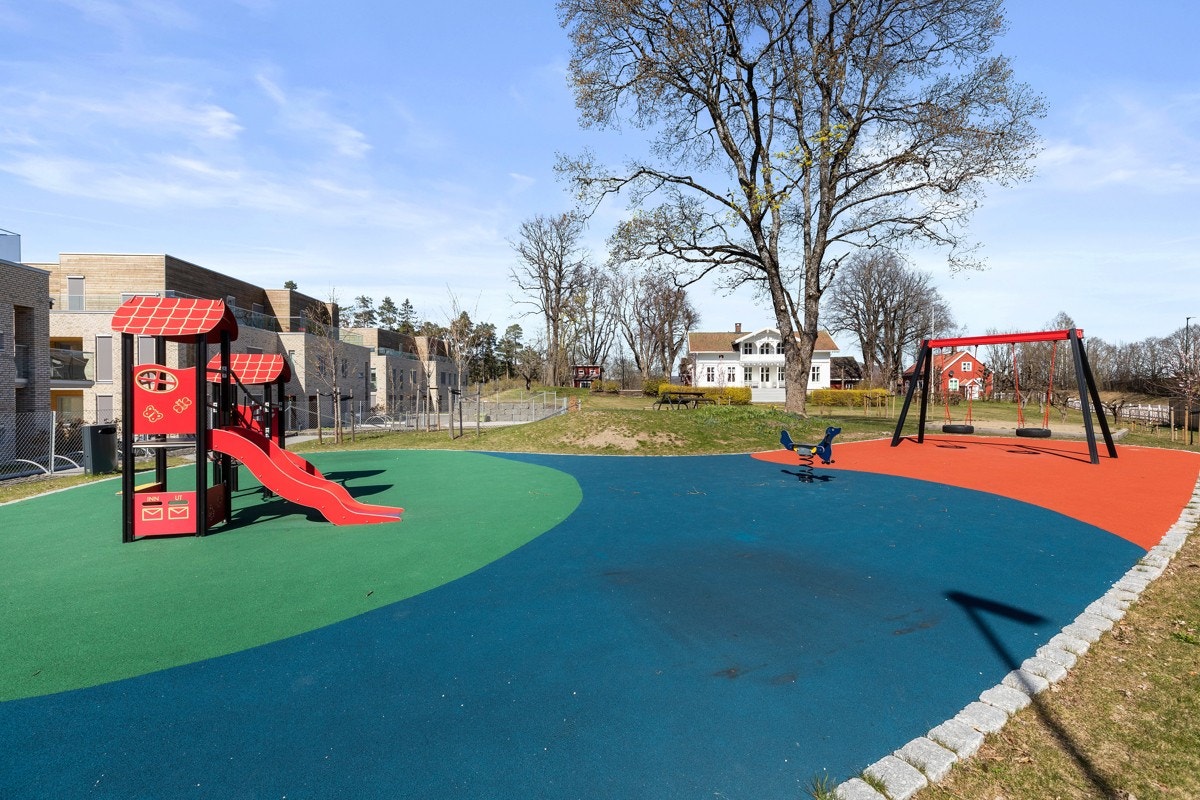 Lekeplass på feltet. Galleribilde