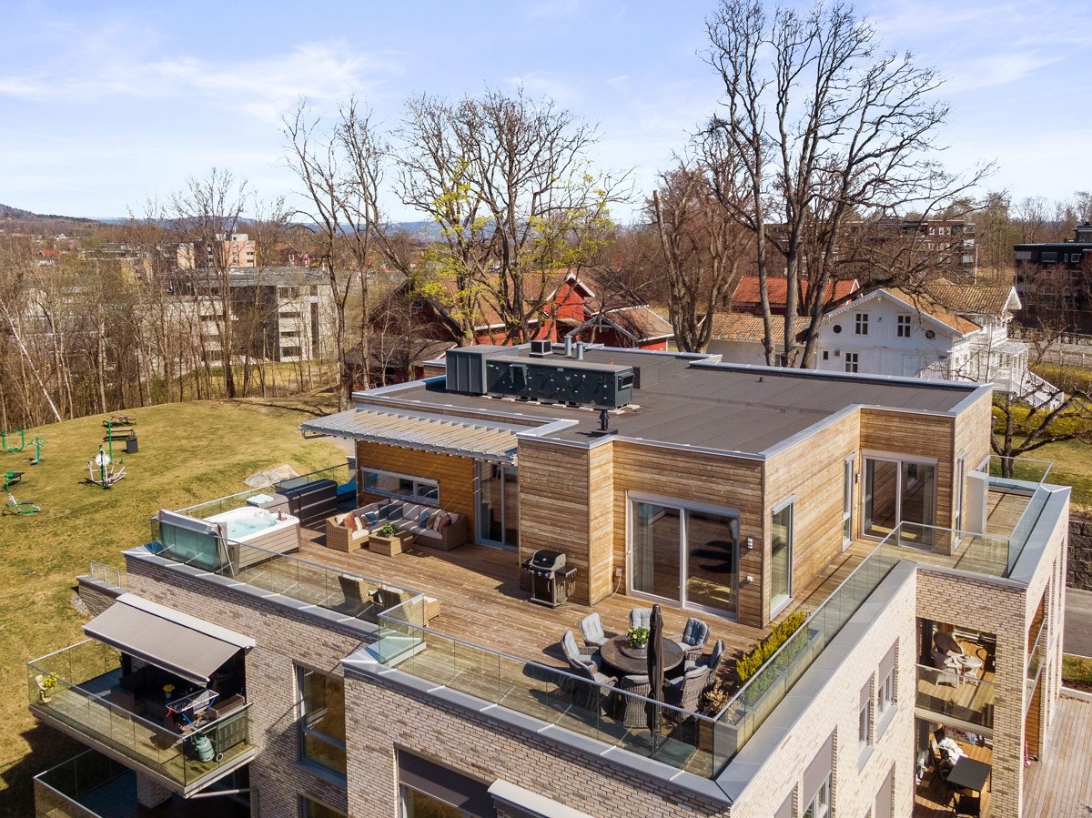 Leiligheten ligger høyt og fritt med svært gode solforhold og fott utsikt. Galleribilde