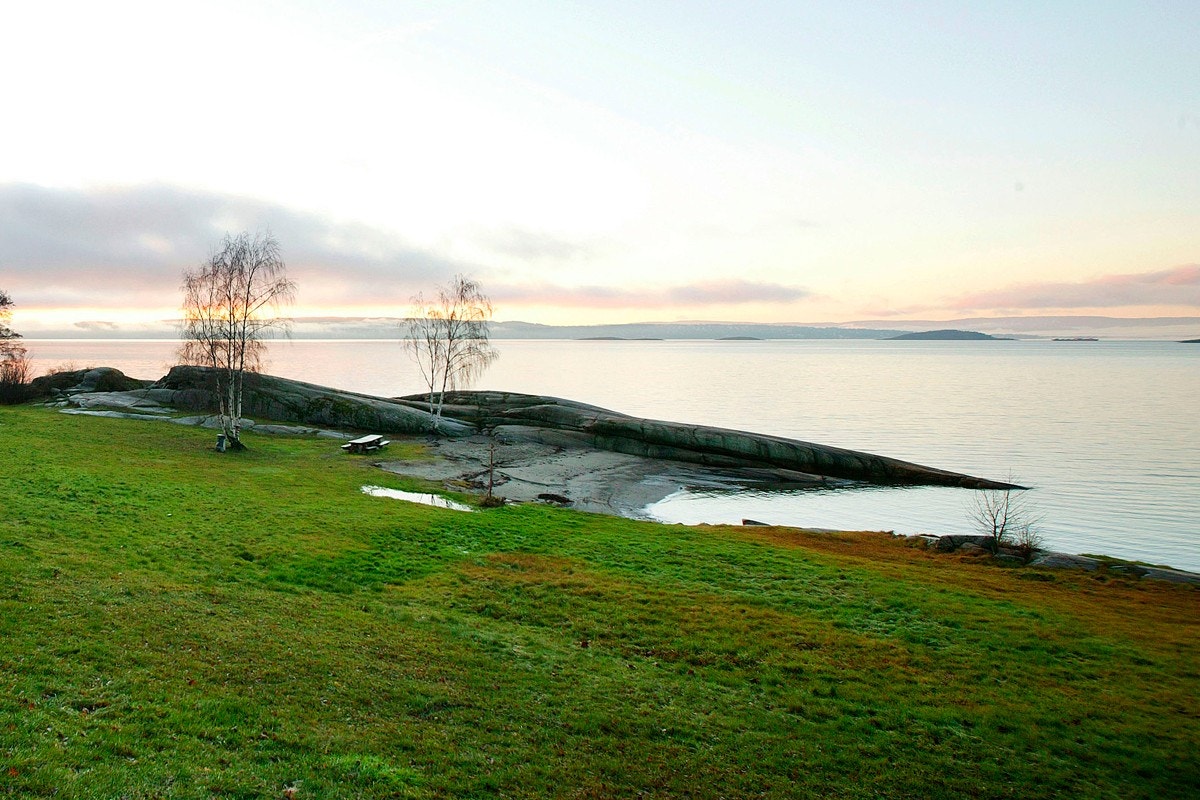 og fine svaberg som brukes til bad og fiske av store og små. Galleribilde