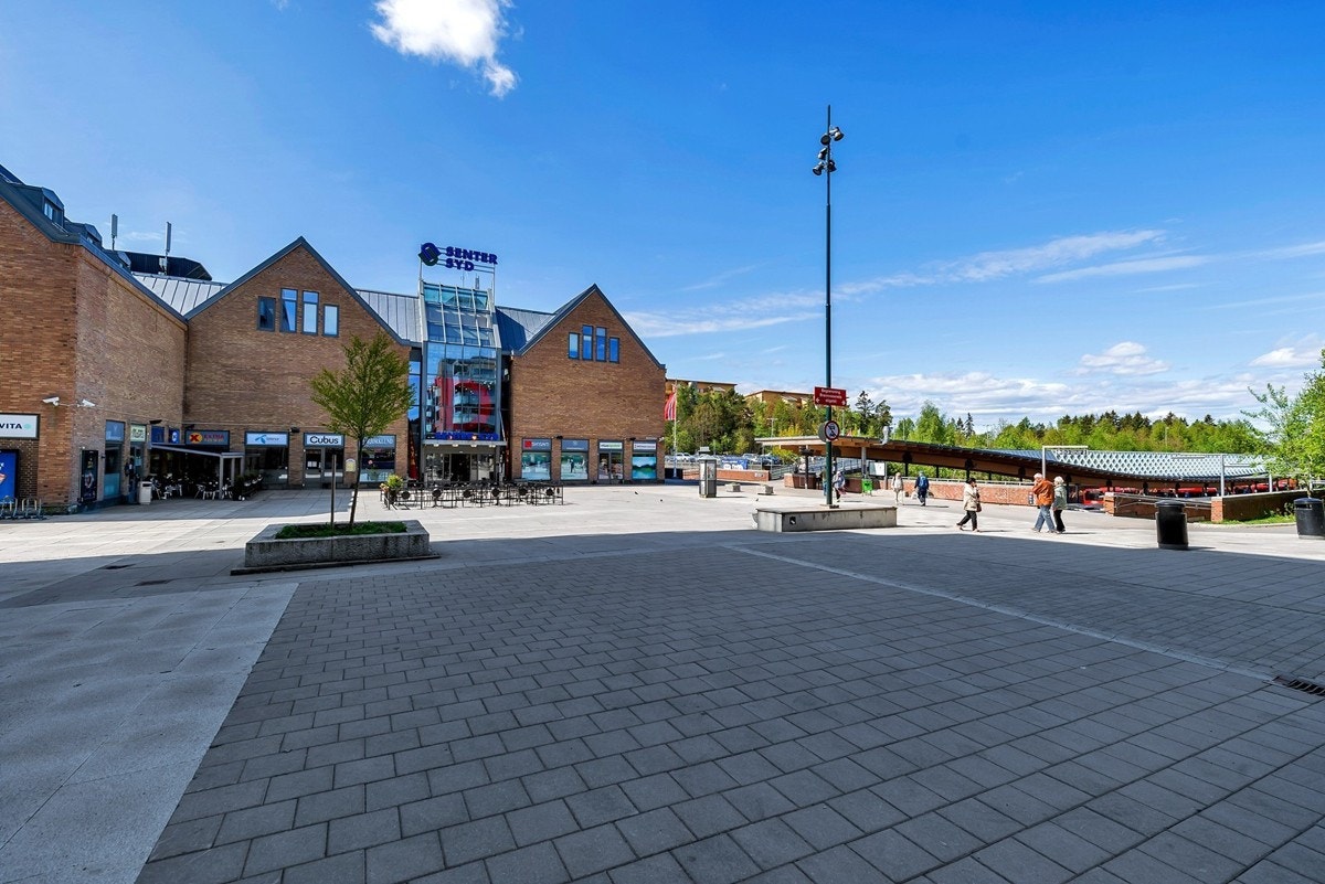 Mortensrud senter byr på flere matbutikker, vinmonopol, serveringssteder samt knutepunkt for offentlig kommunikasjon. Galleribilde