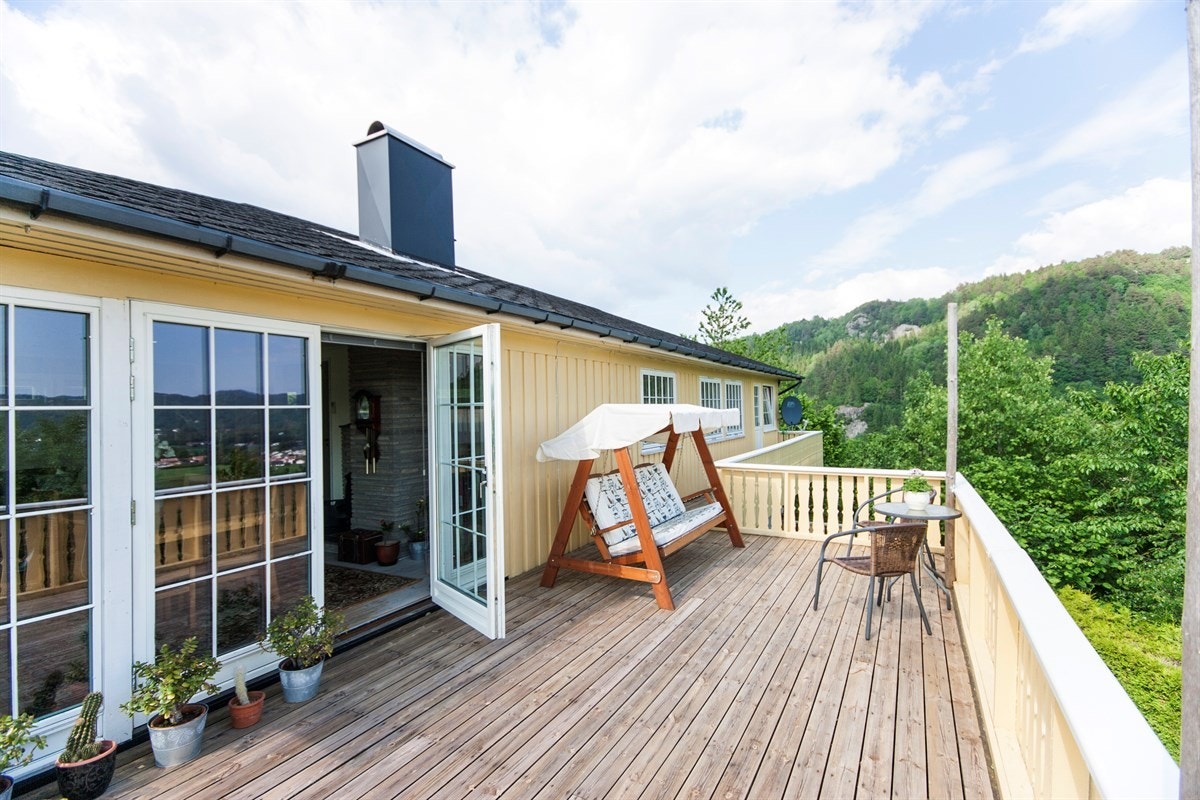 Stor solrik terrasse med utsikt. Galleribilde