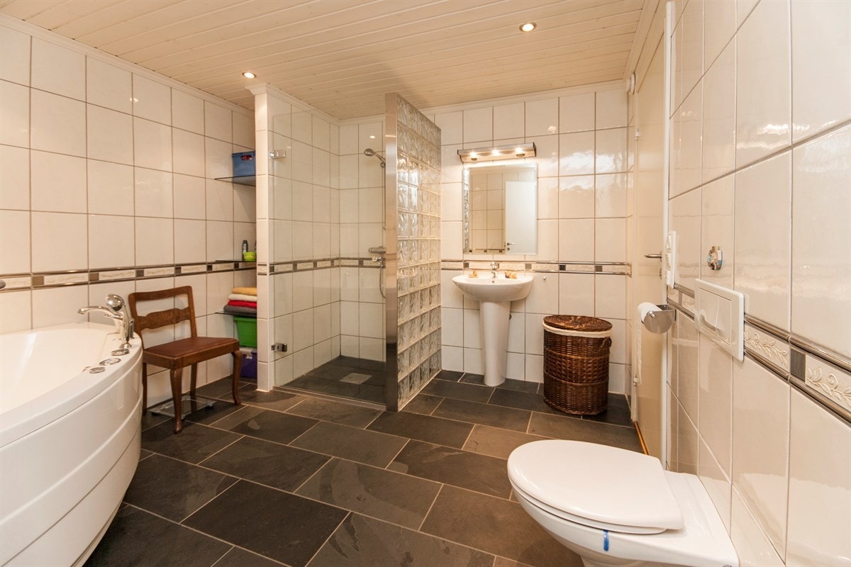 Romslig bad i underetasjen ved hovedsoverom. Galleribilde