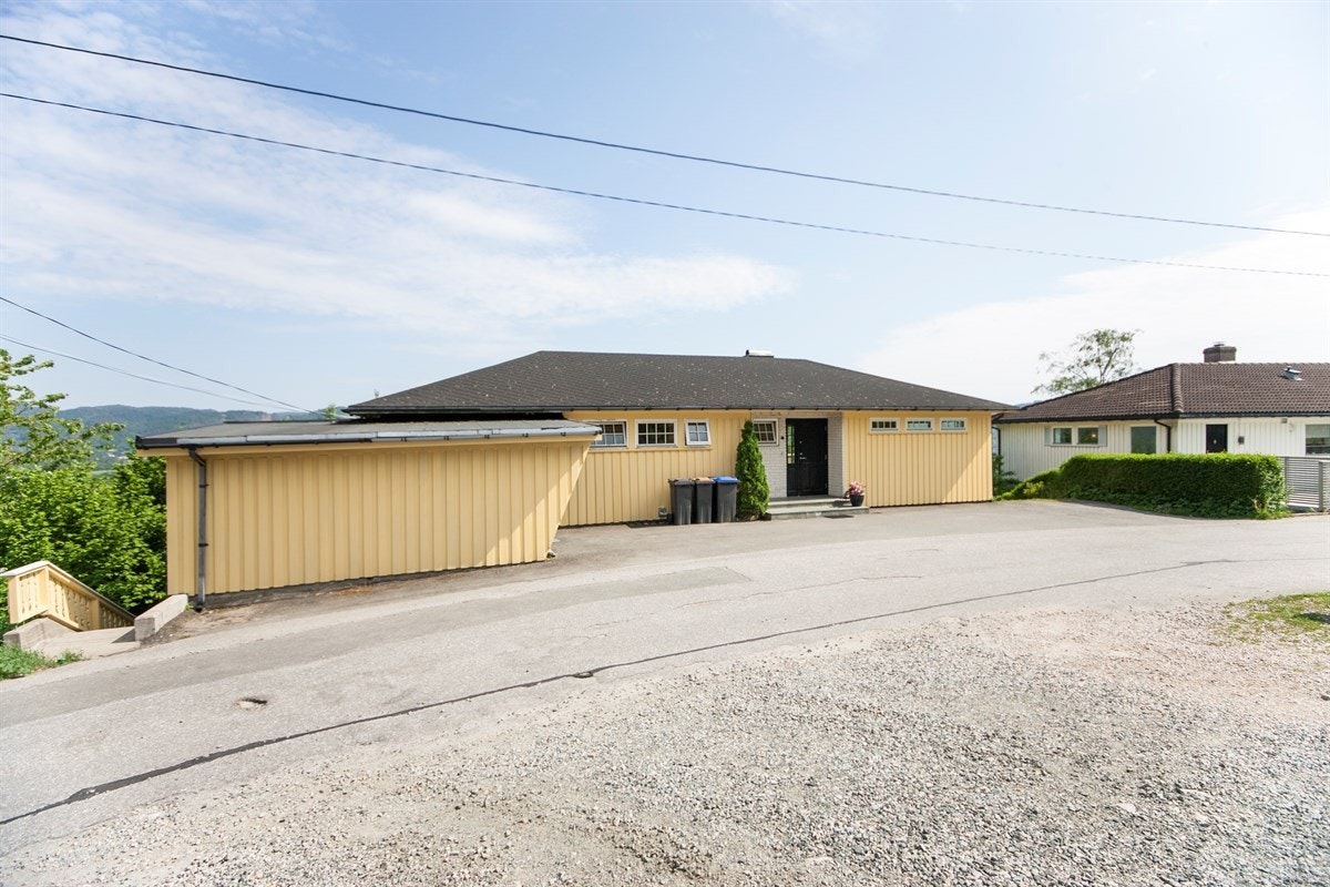 Innkjørsel fra Hobdenveien. Galleribilde