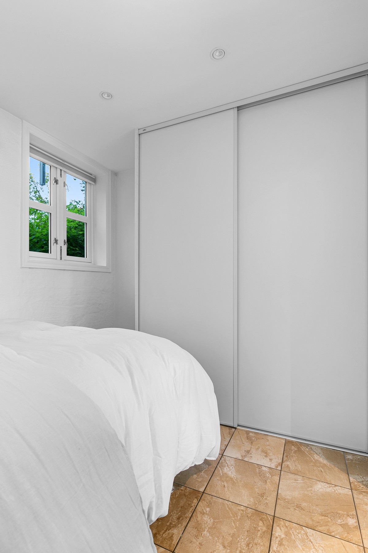 Godt med oppbevaringsplass i skyvedørsgarderobe