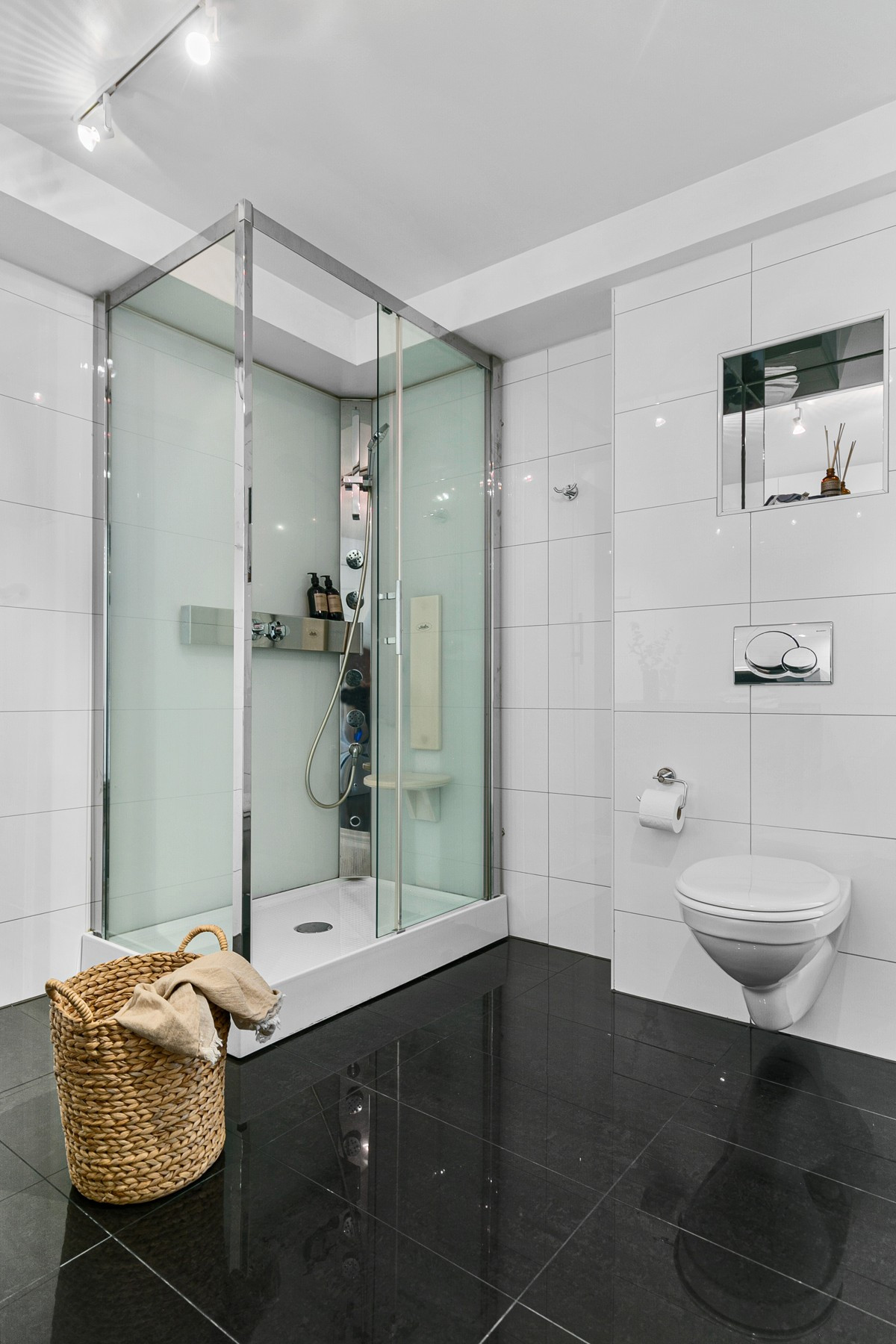 Badet er moderne innedet og ble renovert i 2012