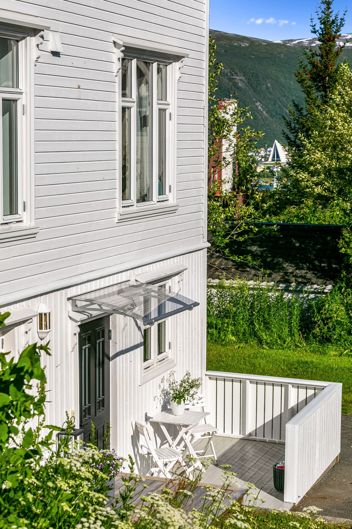 Fra bolig er det kun noen minutters gåavstand til bysentrum med alle servicetilbud