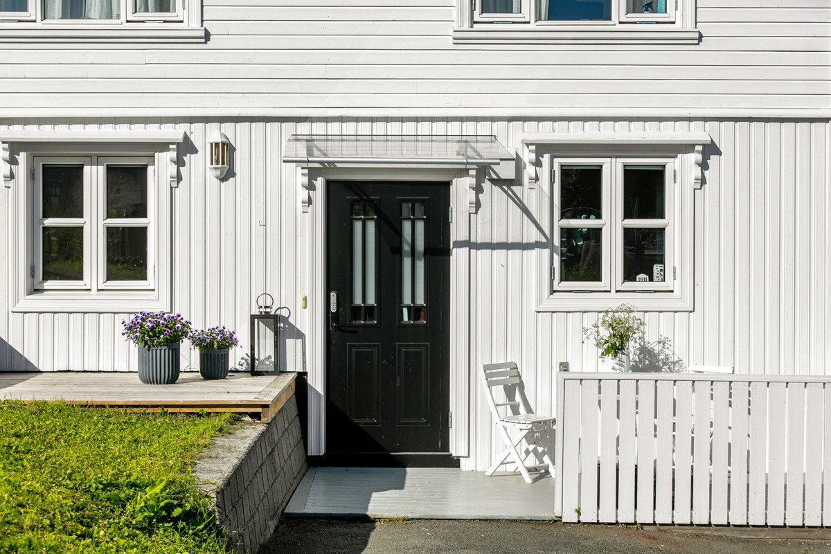 Lun terrasseplatt ved inngang