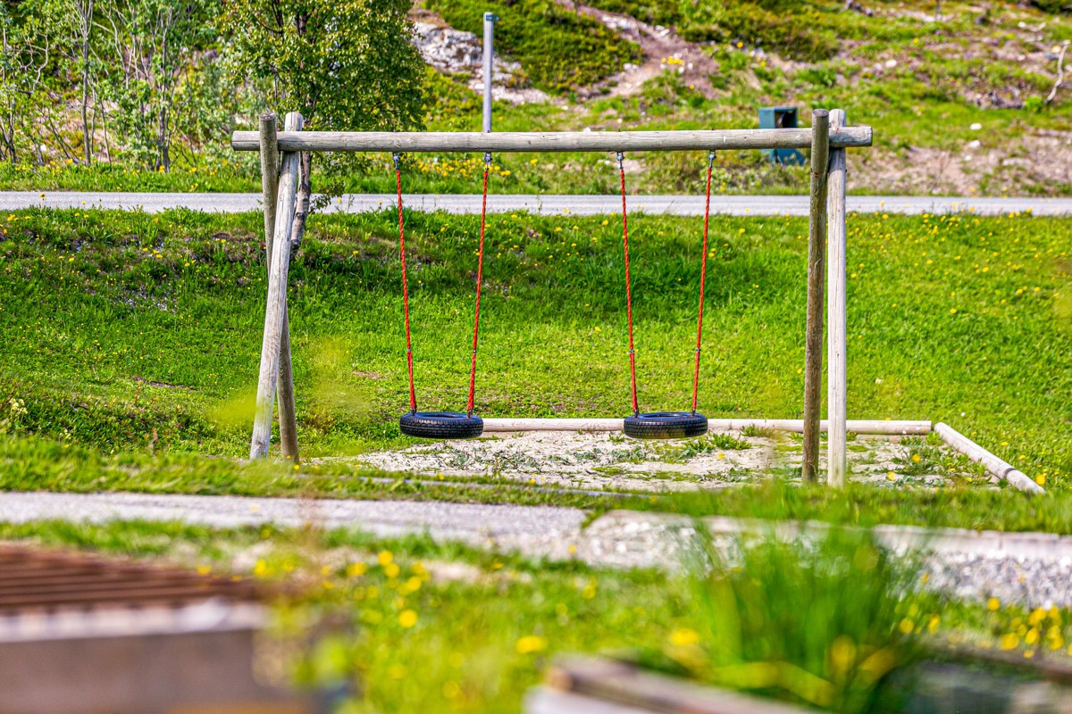 Like utenfor har du lekeapparater, grillhytte og turstier