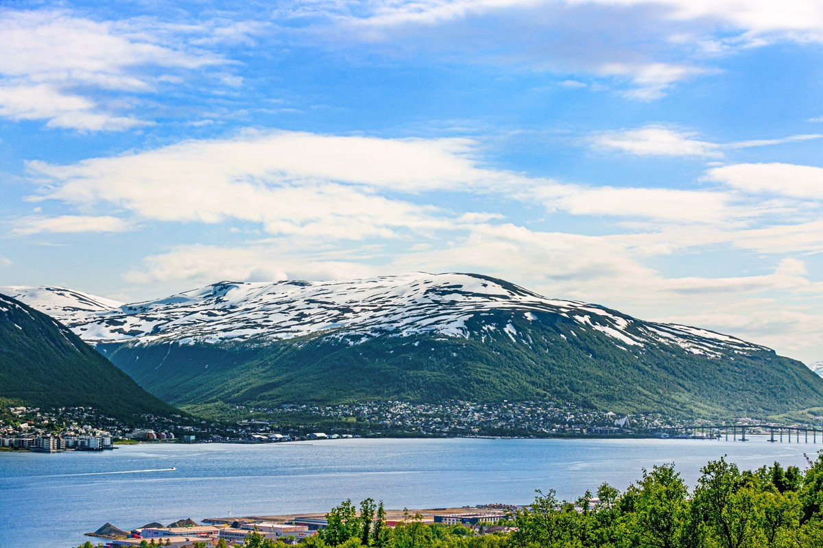 Fin utsikt mot Fløya og innseilingen til Tromsø fra sør