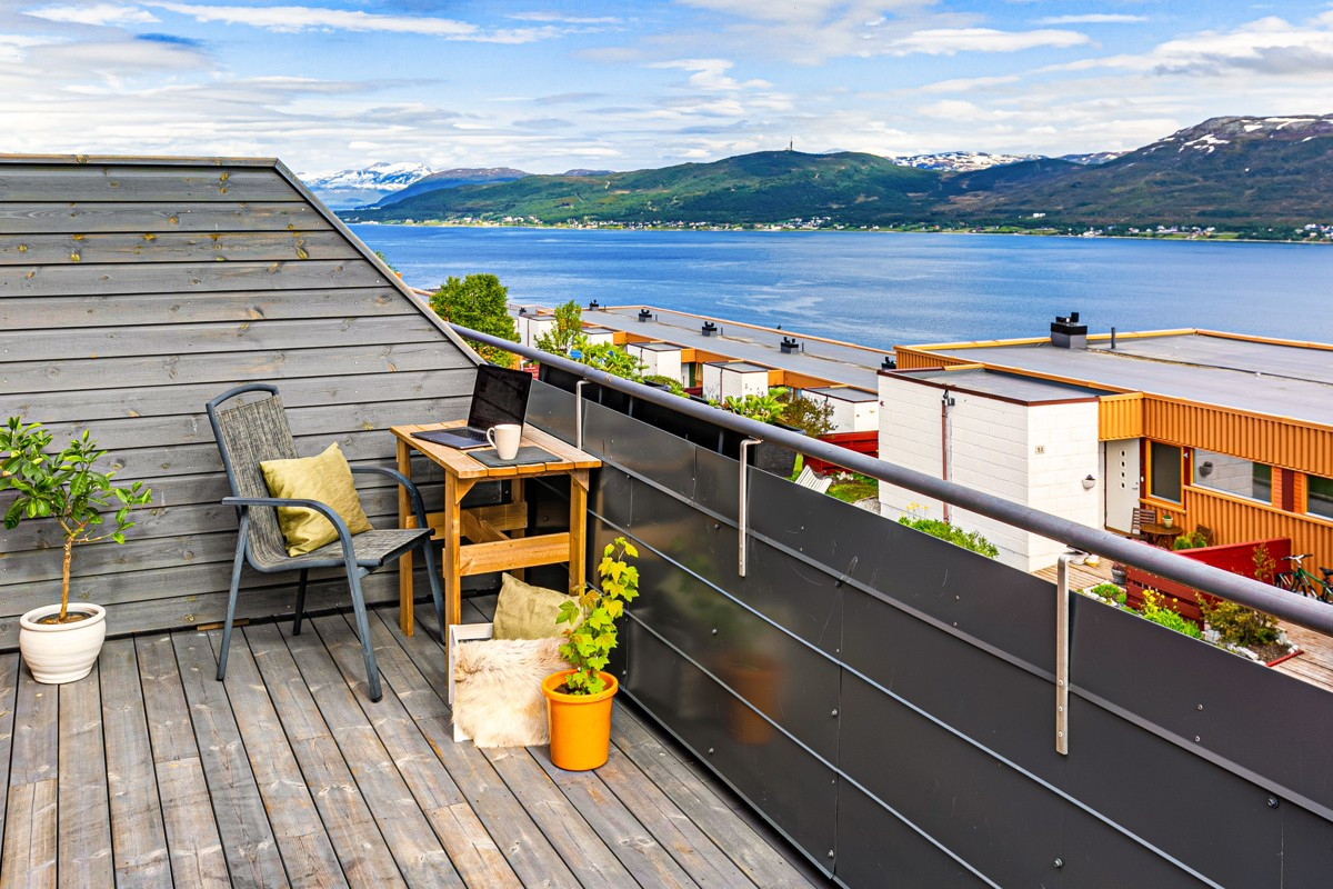 Romslig terrasse med herlige utsiktsforhold