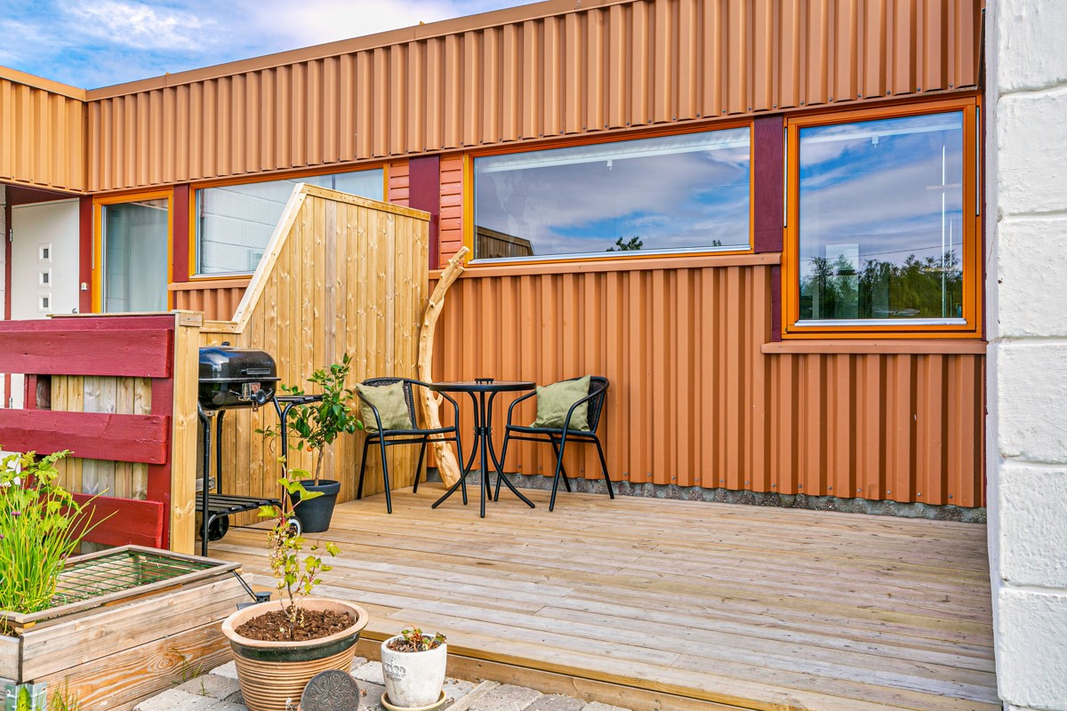 Takoverbygd inngangsparti med markterrasse