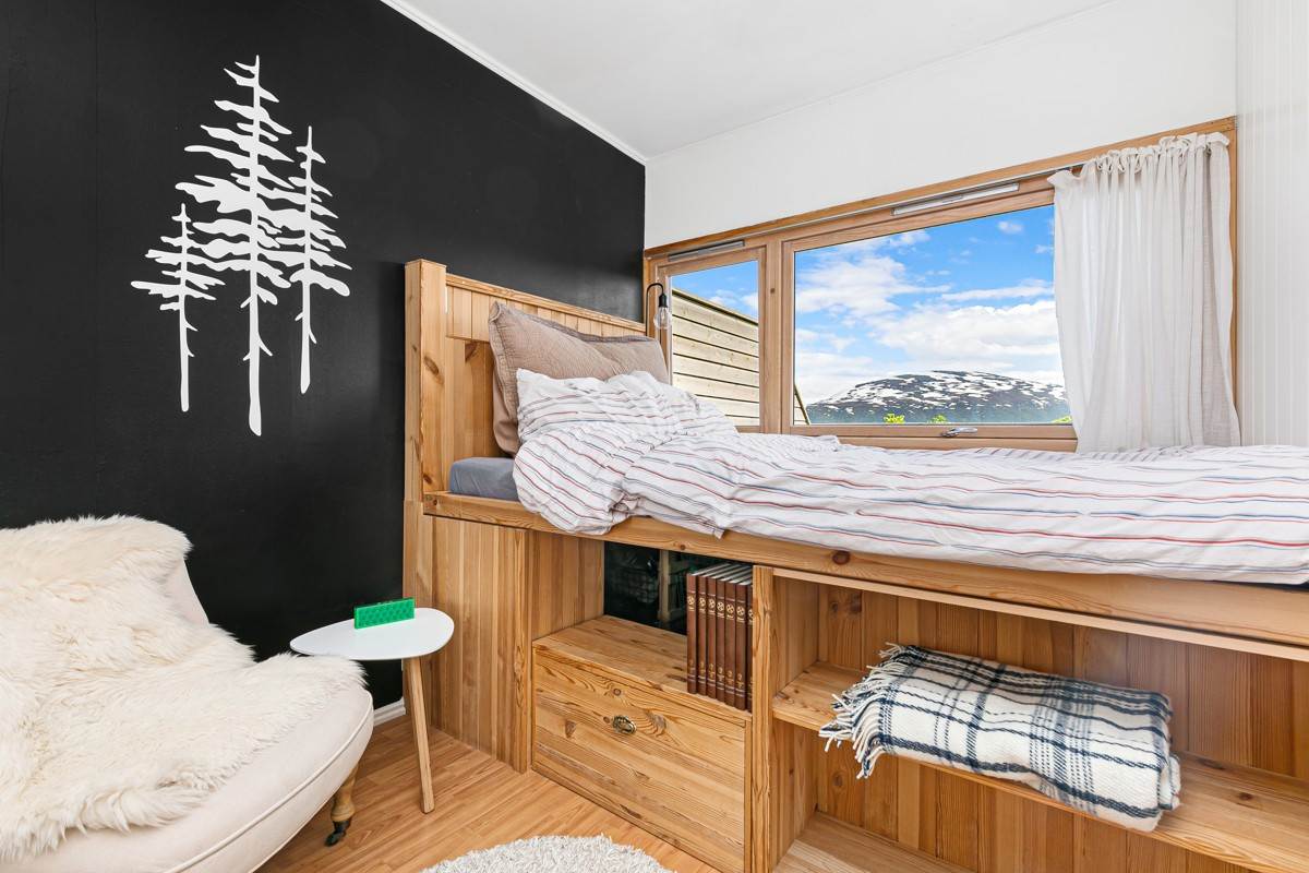 Plassbygd seng med oppbevaring under