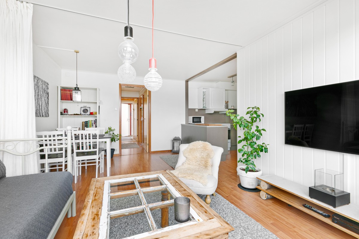 Stuen kan enkelt møbleres med sofagruppe og spisebord
