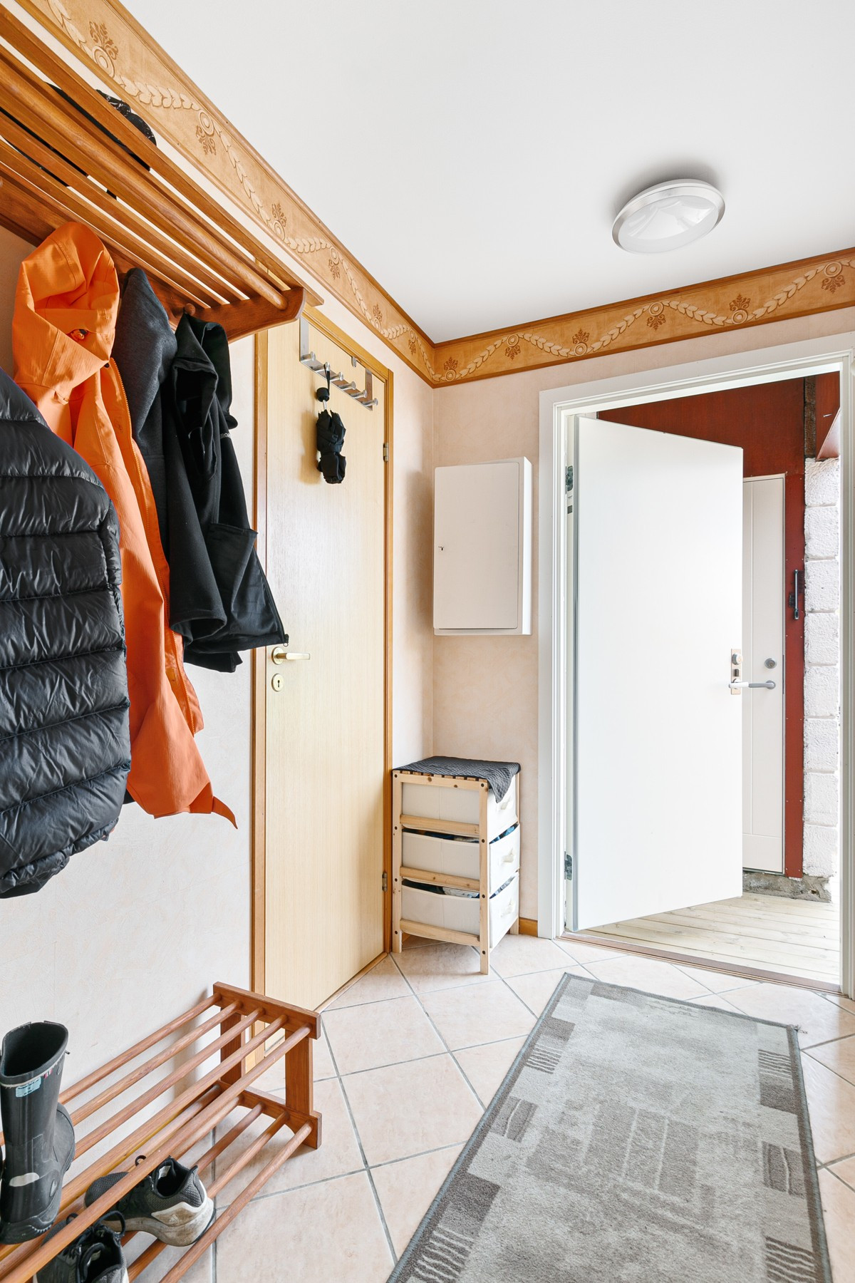 Yttergang med inngang til liten bod
