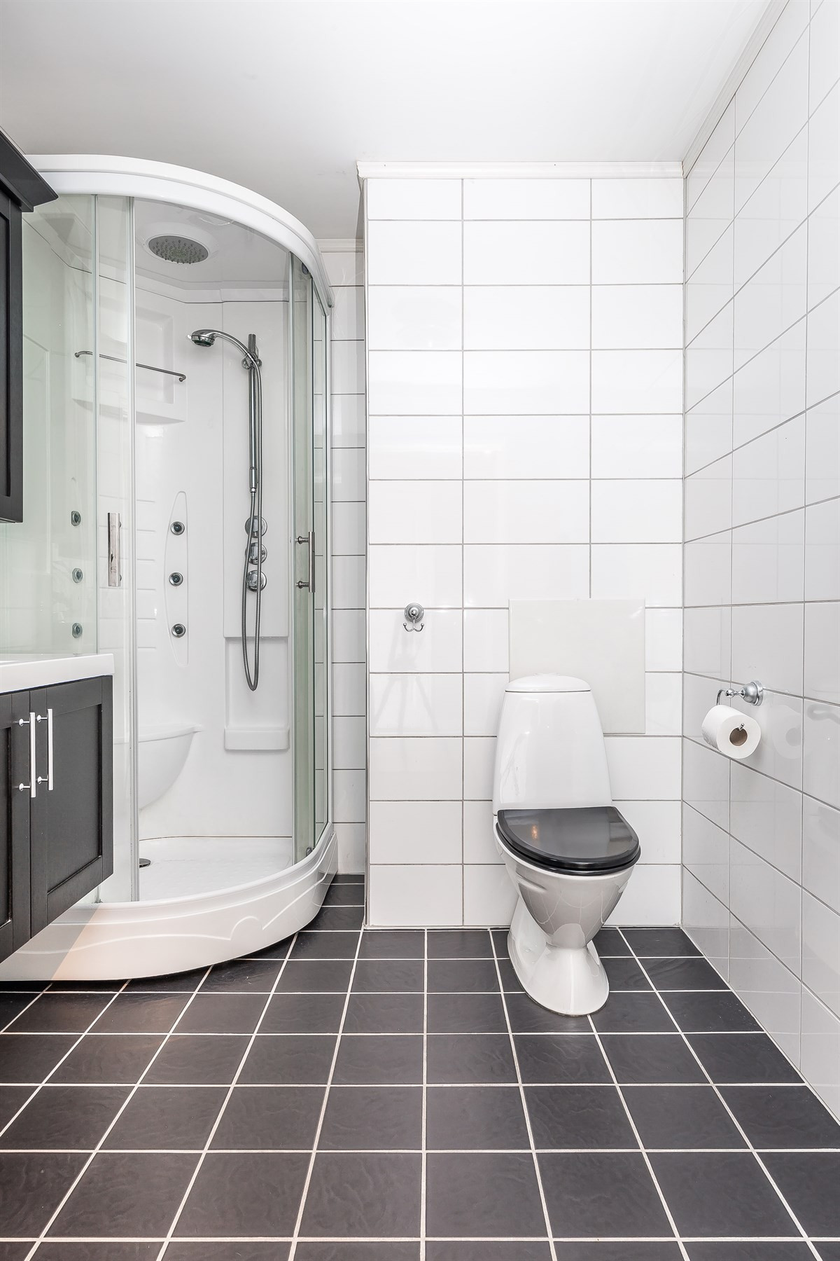Badet inneholder wc, dusjkabinett og servantskap