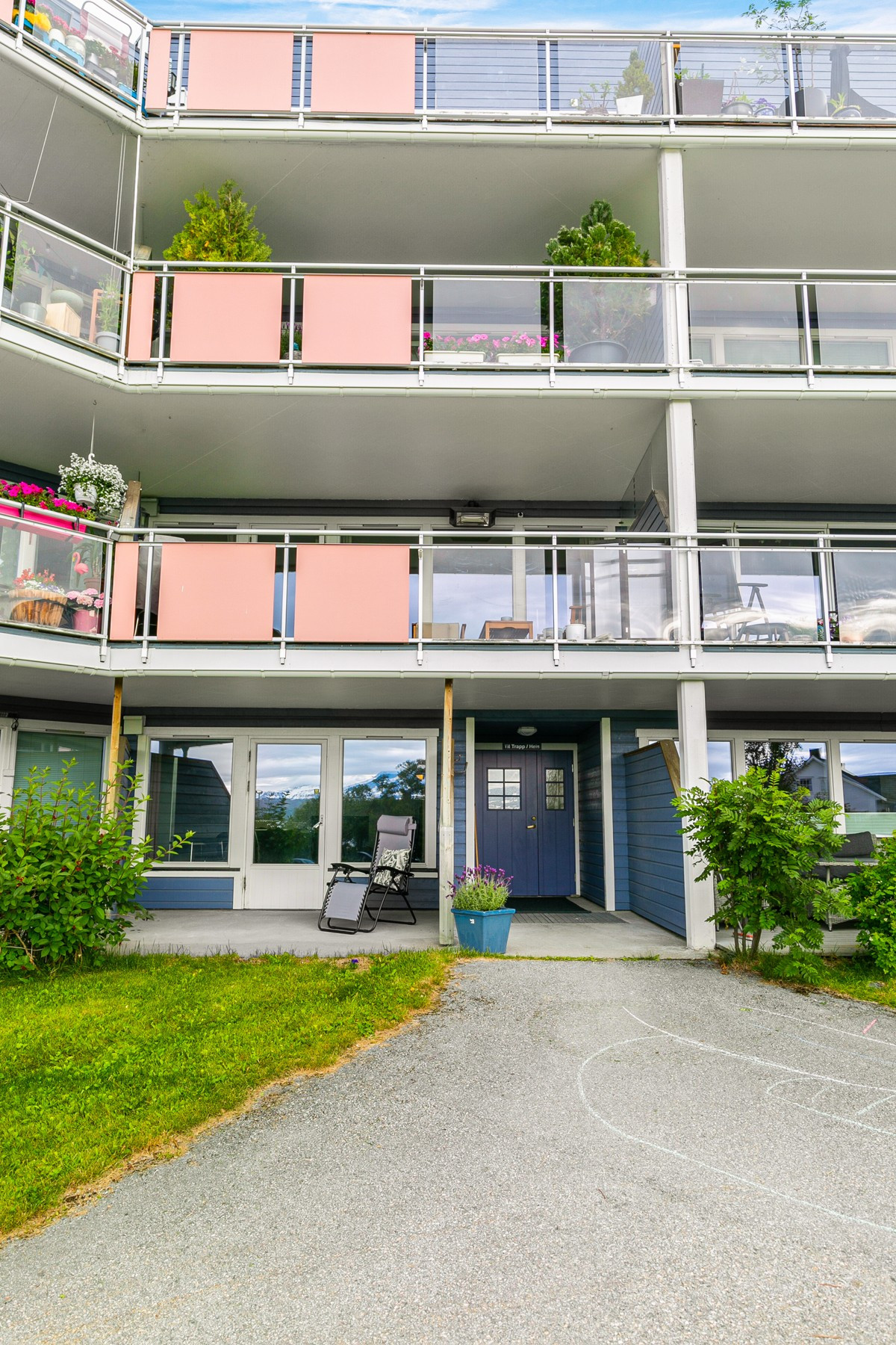 Boligen ligger i 1. etasje med direkte utgang til sørvestvendt terrasse