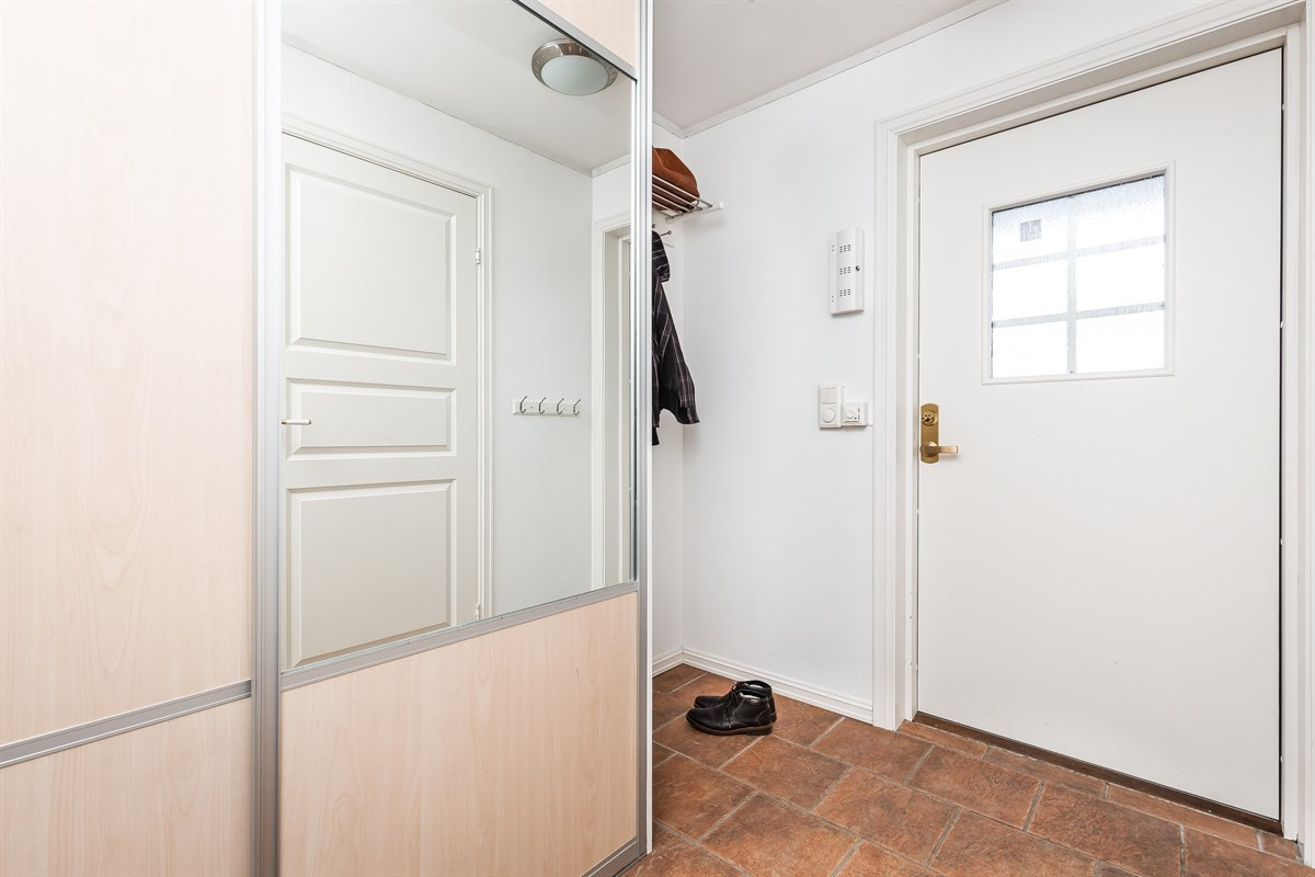 Romslig gang/entré med praktisk skyvedørsgarderobe