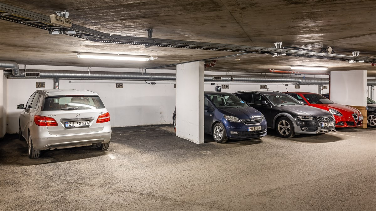 Fast parkeringsplass i parkeringsanlegg