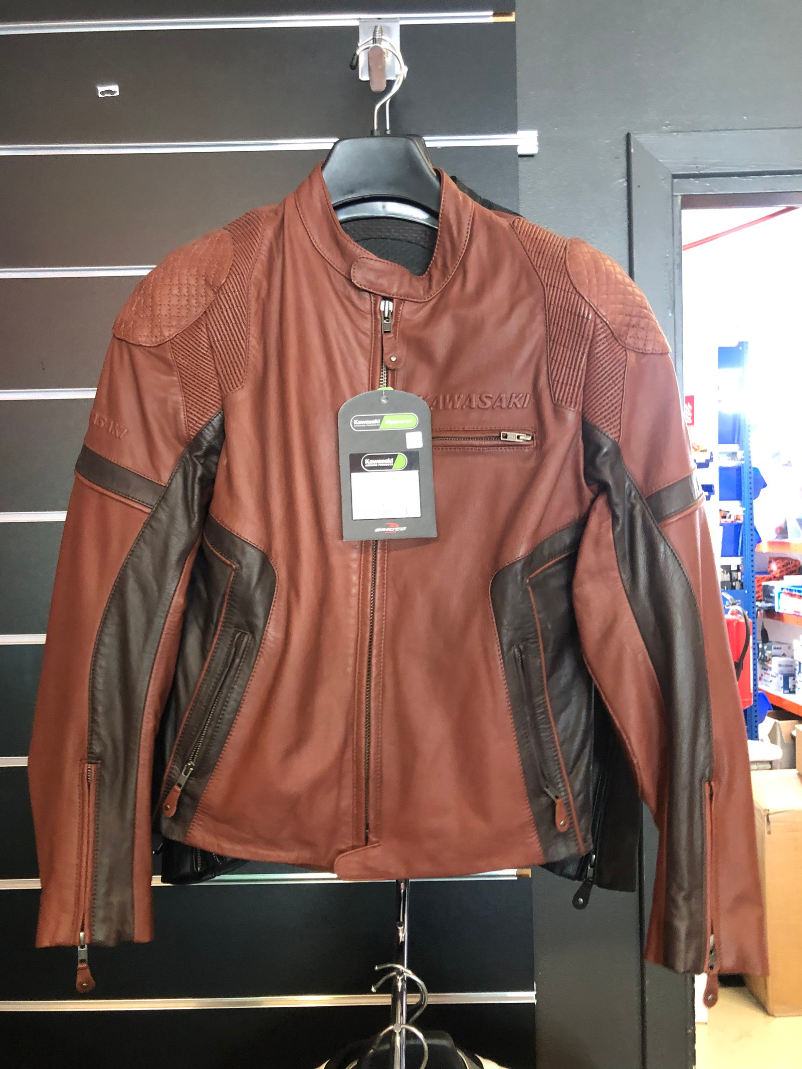 Kawasaki RS Skinnjakke i M og XL | FINN.no Kawasaki RS Skinnjakke Brun | FINN.no