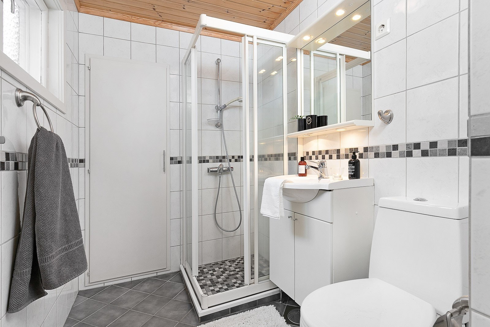 Flislagt bad med varmekabler Galleribilde