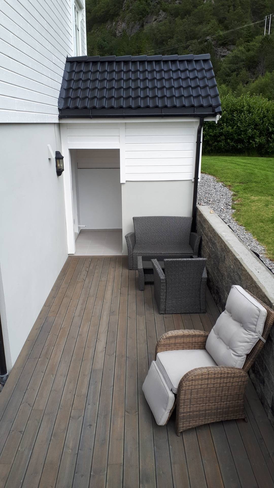 Lun og fin uteplass med sol hele dagen Galleribilde