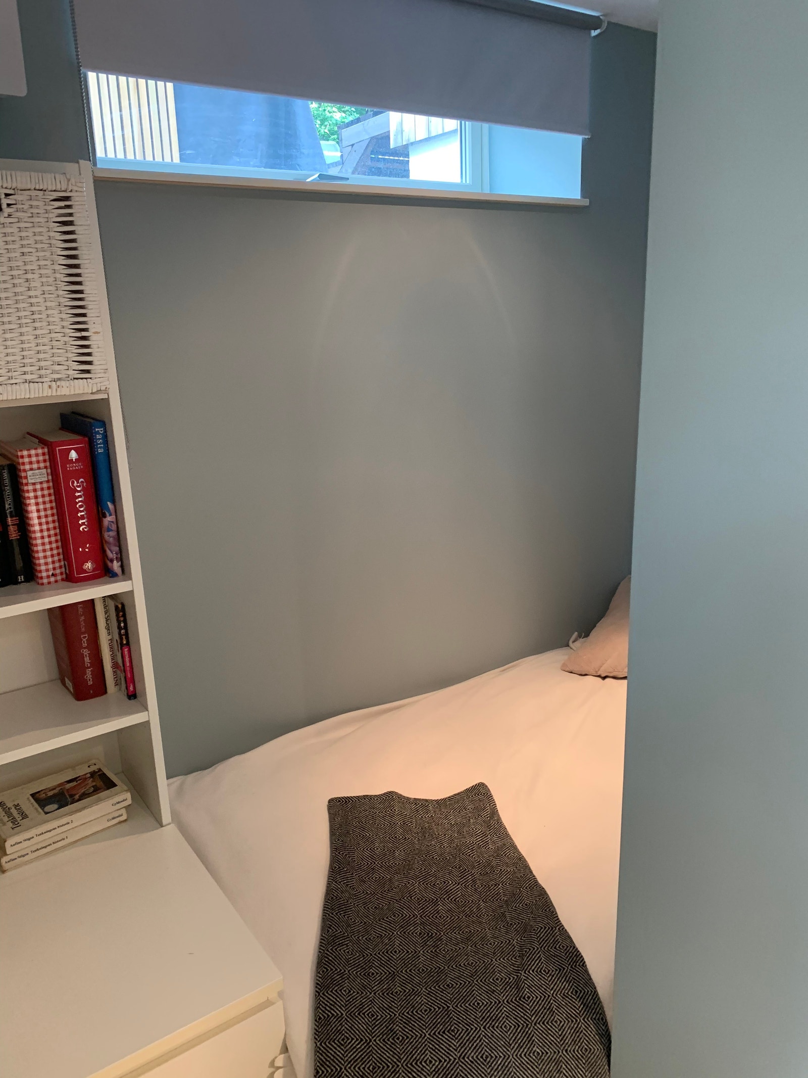 Sovealkove med vindu Galleribilde