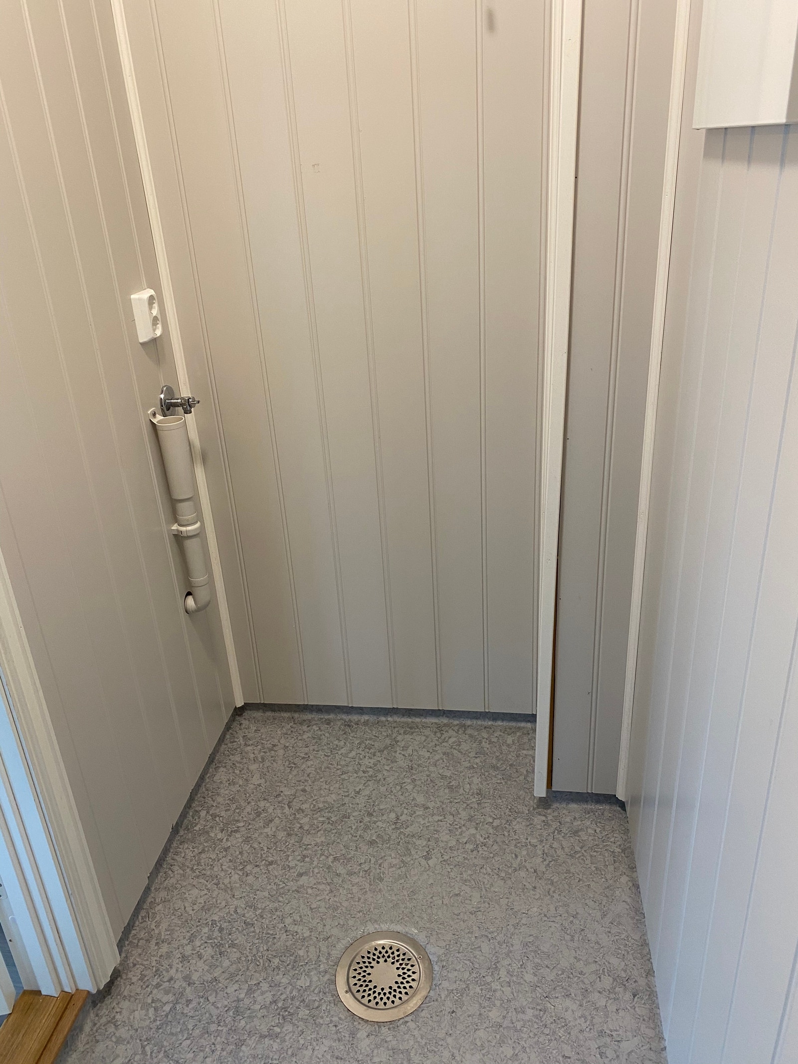 opplegg for vaskemaskin i eget rom under trapp Galleribilde