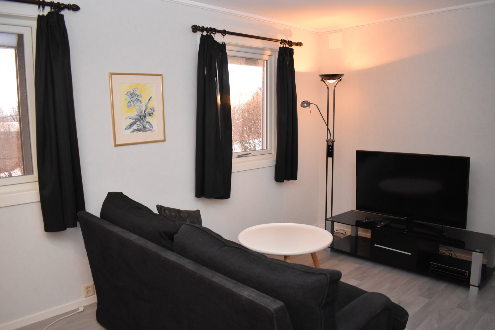 Lys stue med nytt laminatgolv med varmekabler. Galleribilde