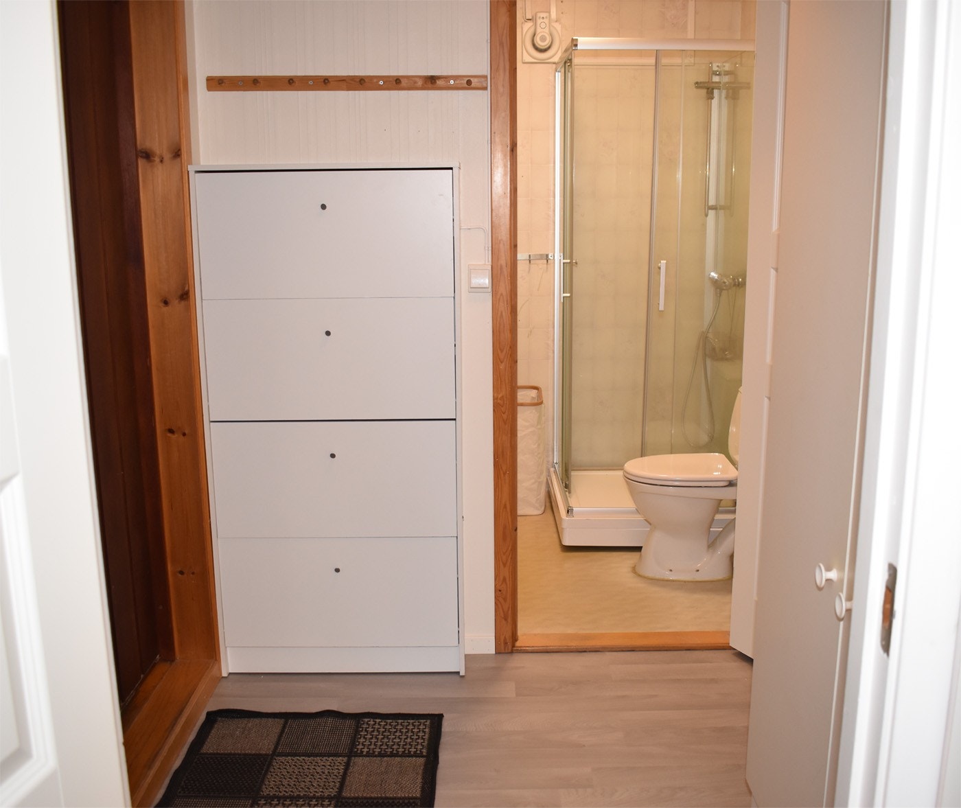 Bad med dusjkabinett og vaskemaskin. Sko-skap i gangen Galleribilde