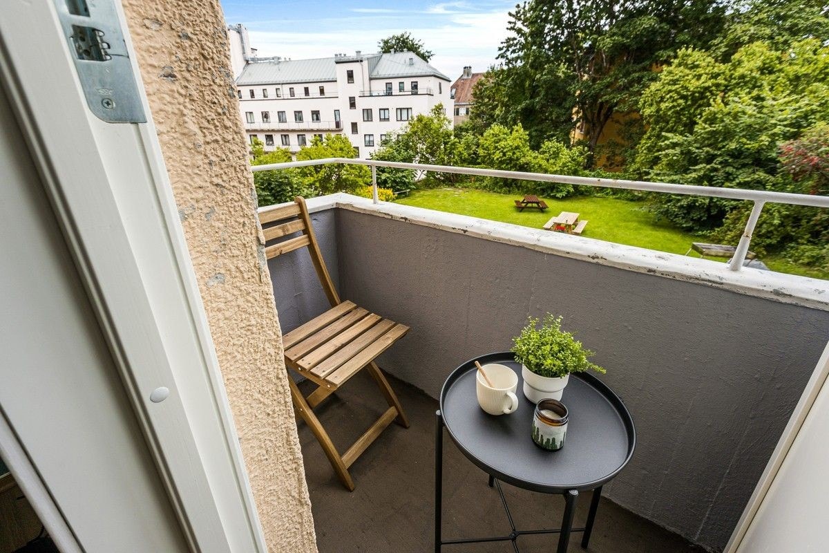 Terrassen, med utsikt over bakgården Galleribilde