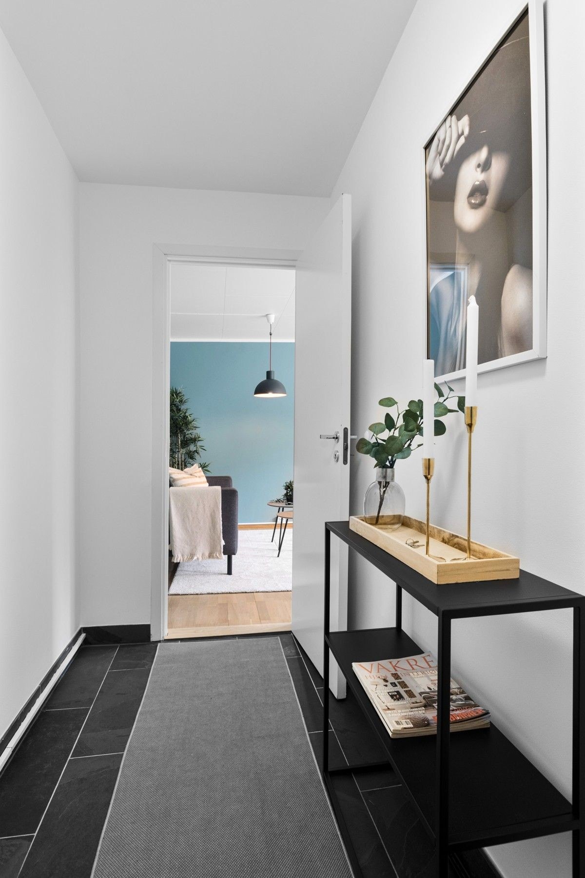 Leiligheten har en innbydende og ryddig entre Galleribilde