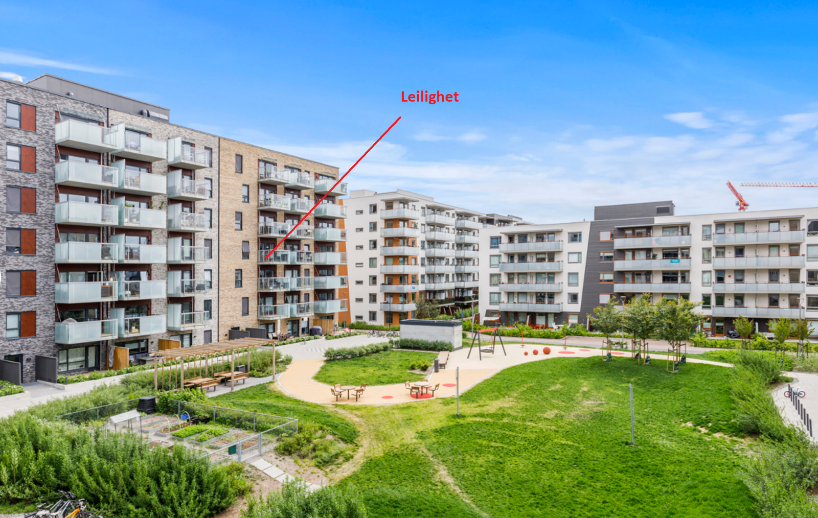 Bakgård og fasade, leiligheten ligger fritt og flott beliggende i fjerde etasje Galleribilde