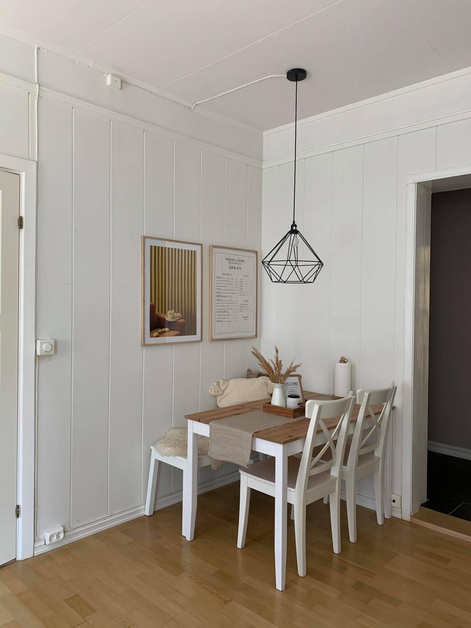 Romslig stue med plass til spisegruppe og hjørnesofa. Peisen er ikke i bruk. Galleribilde