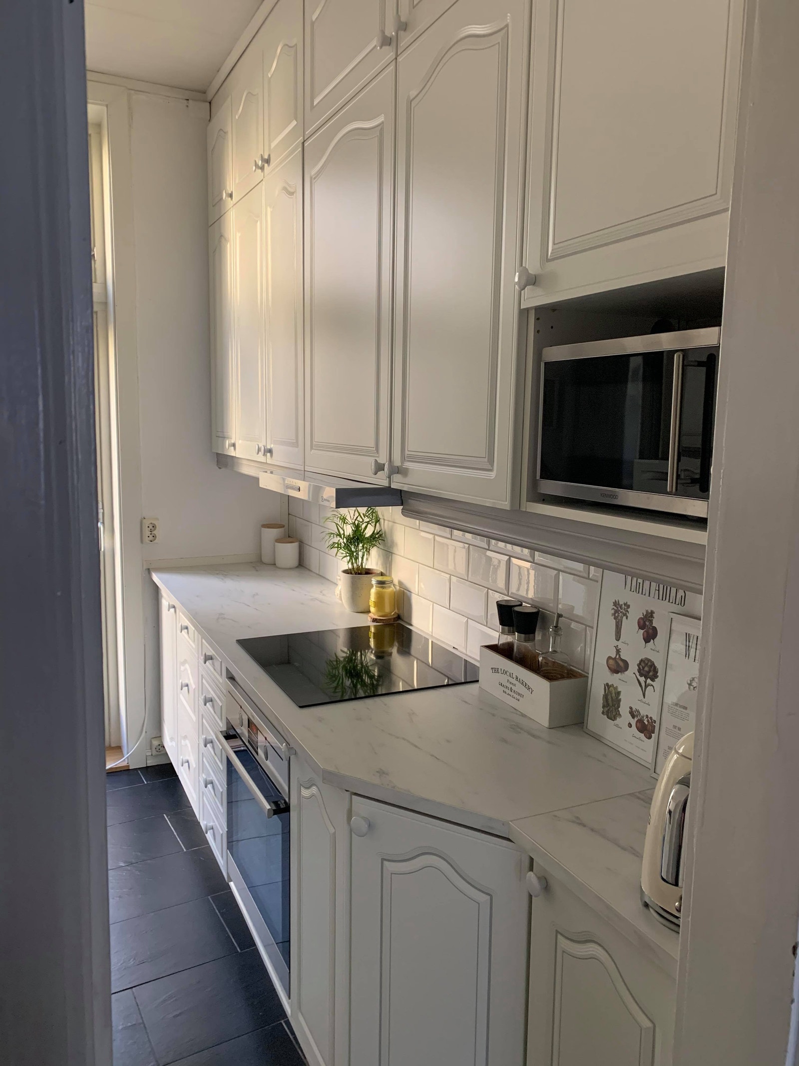 Romslig kjøkken med god oppbevaringsplass. Alle hvitevarer er fra 2019 og 2020. Helt ny fullstørrelse oppvaskmaskin medfølger i leien (ikke avbildet). Utgang til balkong vendt mot rolig backgård fra kjøkkenet. Galleribilde