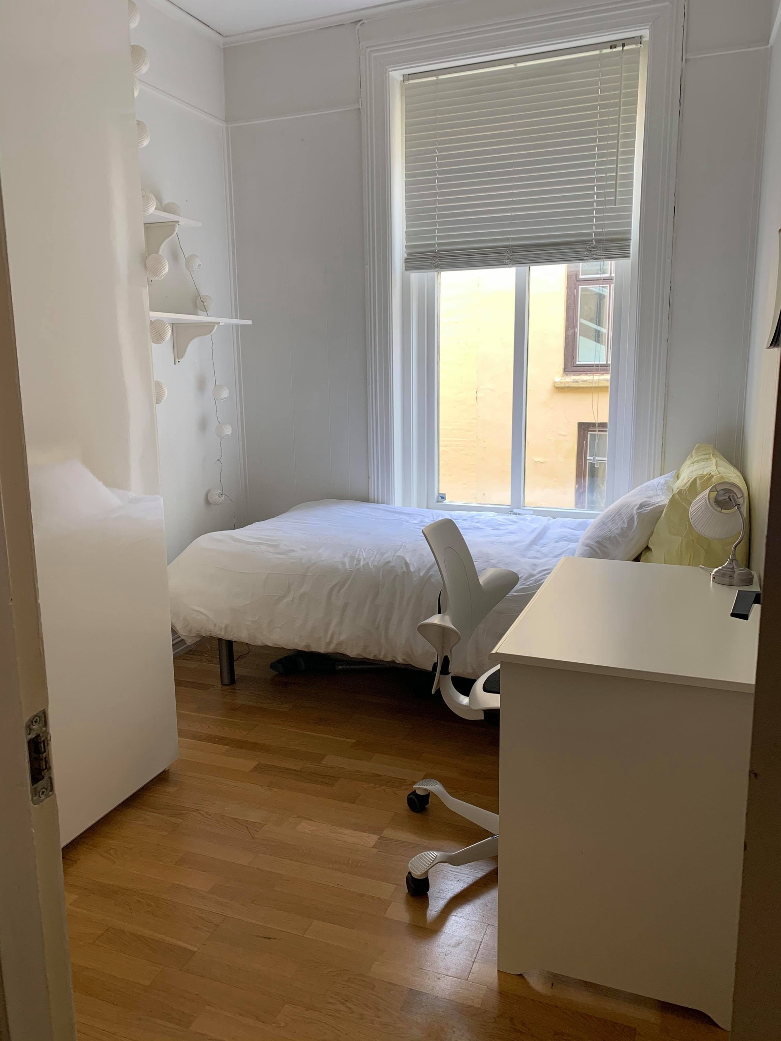 Soverom 2 - God plass til seng (opptil 140 cm), skrivebord og garderobeskap. Romslig skyvedørsgarderobeskap medfølger i leien. Galleribilde