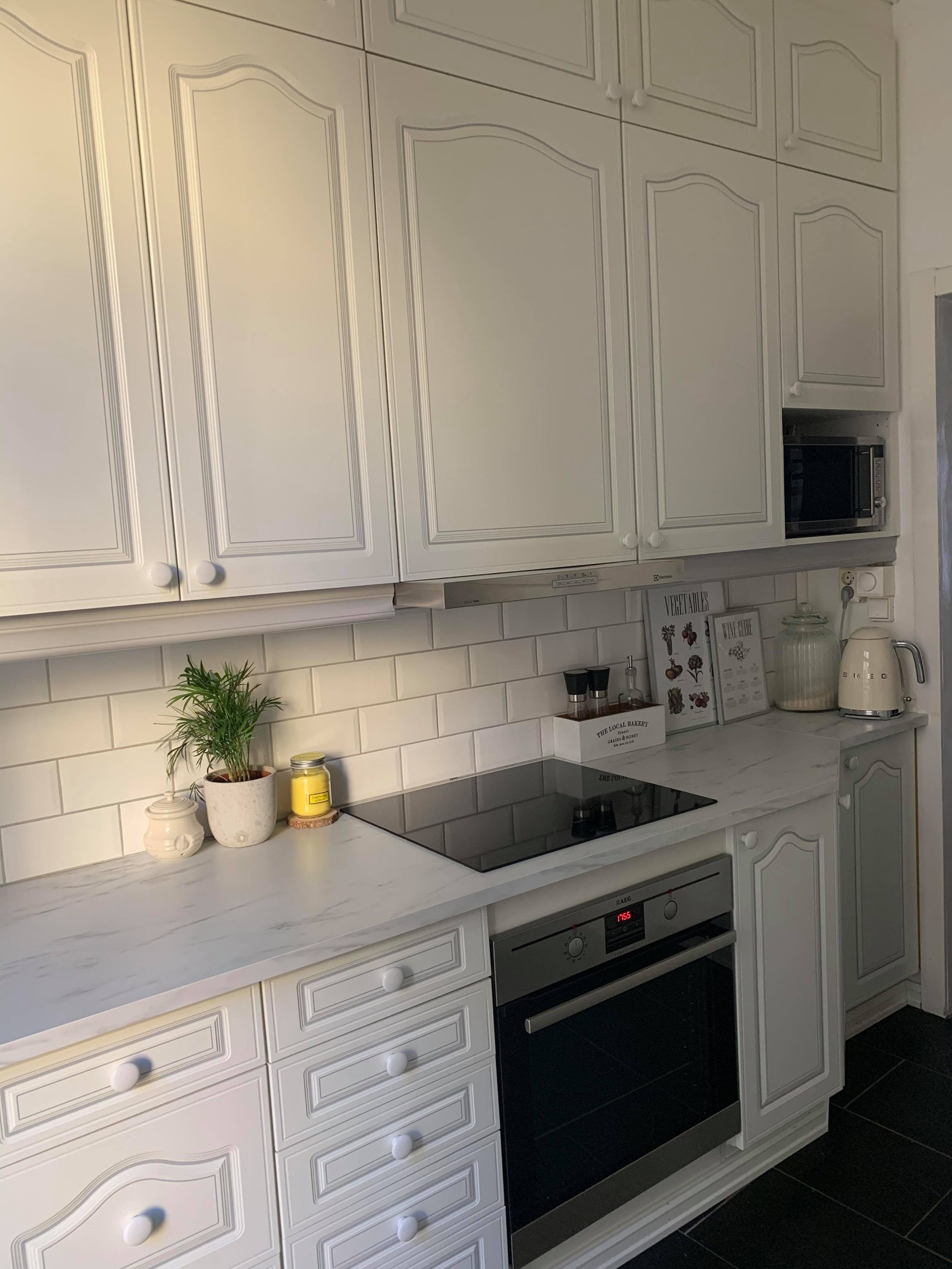 Romslig kjøkken med god oppbevaringsplass. Alle hvitevarer er fra 2019 og 2020. Helt ny fullstørrelse oppvaskmaskin medfølger i leien (ikke avbildet). Utgang til balkong vendt mot rolig backgård fra kjøkkenet. Galleribilde