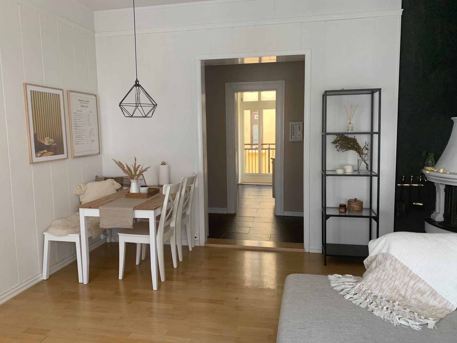 Romslig stue med plass til spisegruppe og hjørnesofa. Peisen er ikke i bruk. Galleribilde