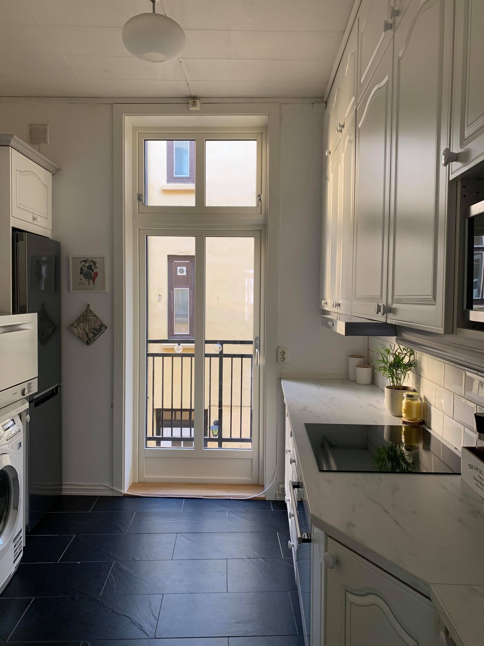 Romslig kjøkken med god oppbevaringsplass. Alle hvitevarer er fra 2019 og 2020. Helt ny fullstørrelse oppvaskmaskin medfølger i leien (ikke avbildet). Utgang til balkong vendt mot rolig bakgård fra kjøkkenet. Galleribilde