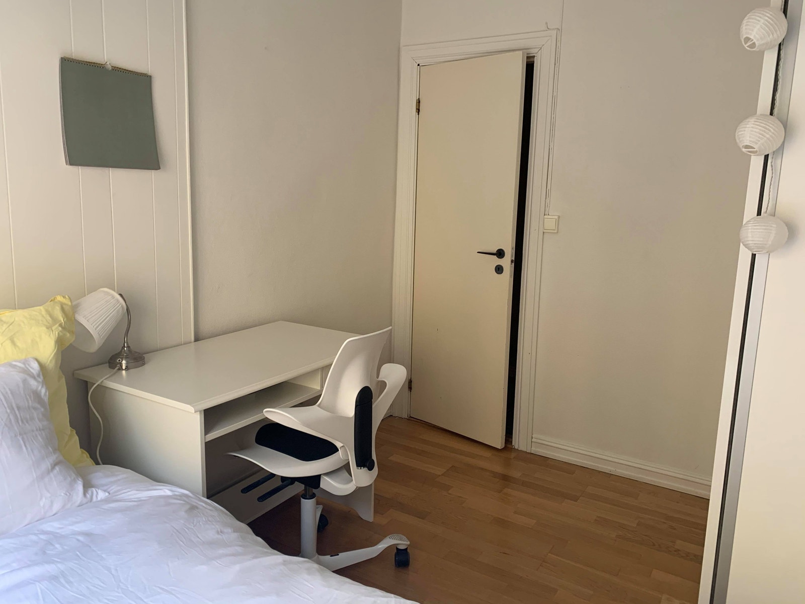 Soverom 2 - God plass til seng (opptil 140 cm), skrivebord og garderobeskap. Romslig skyvedørsgarderobeskap medfølger i leien. Galleribilde