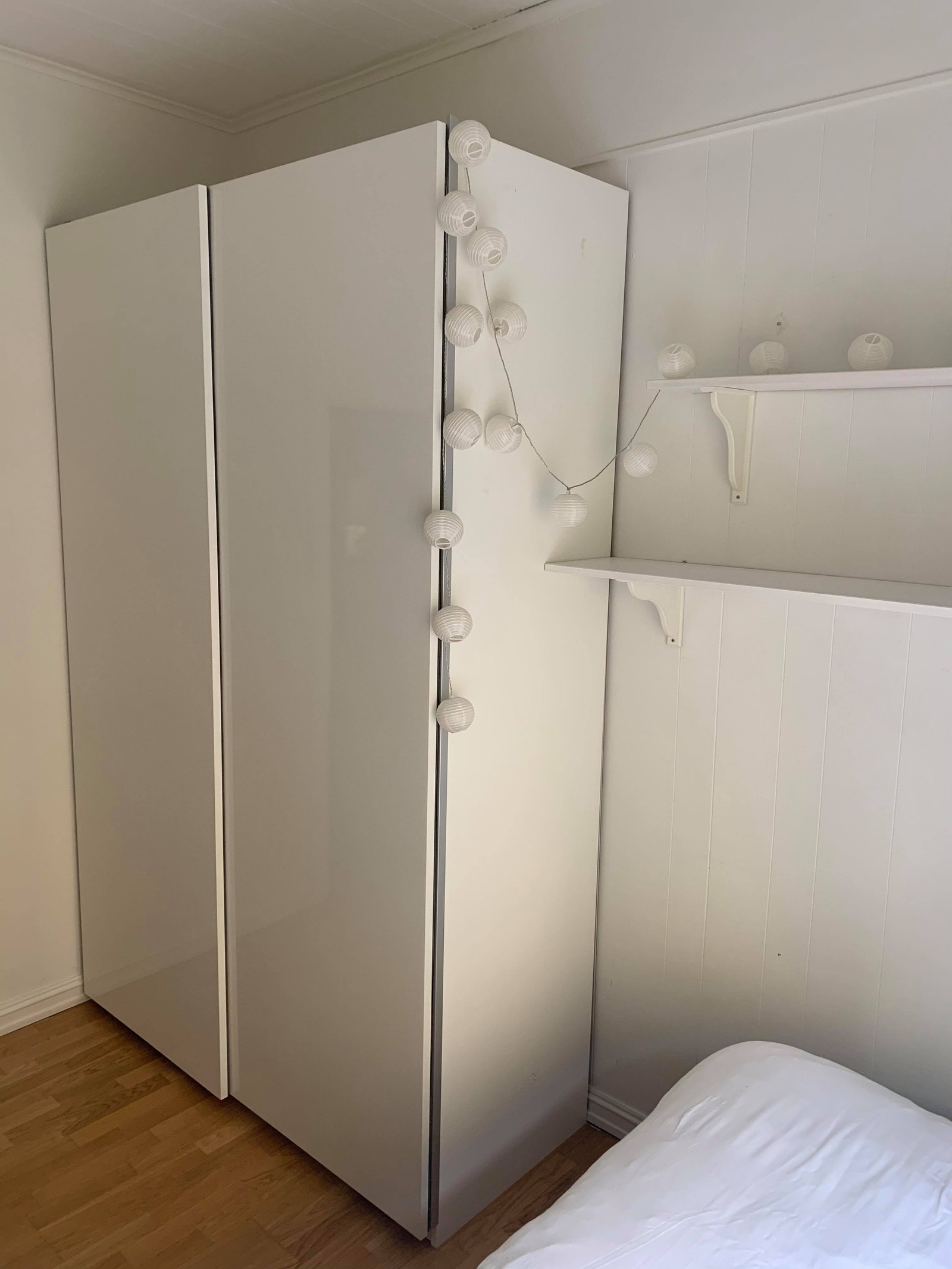 Soverom 2 - God plass til seng (opptil 140 cm), skrivebord og garderobeskap. Romslig skyvedørsgarderobeskap medfølger i leien. Galleribilde