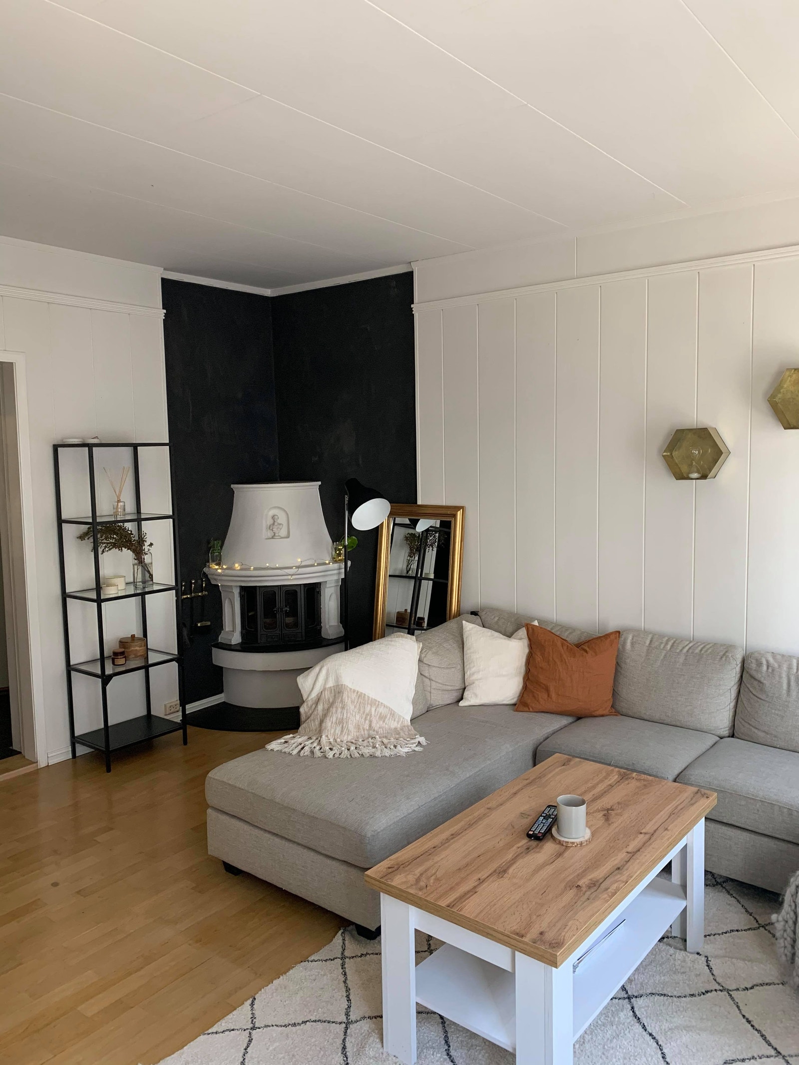 Romslig stue med plass til spisegruppe og hjørnesofa. Peisen er ikke i bruk. Galleribilde